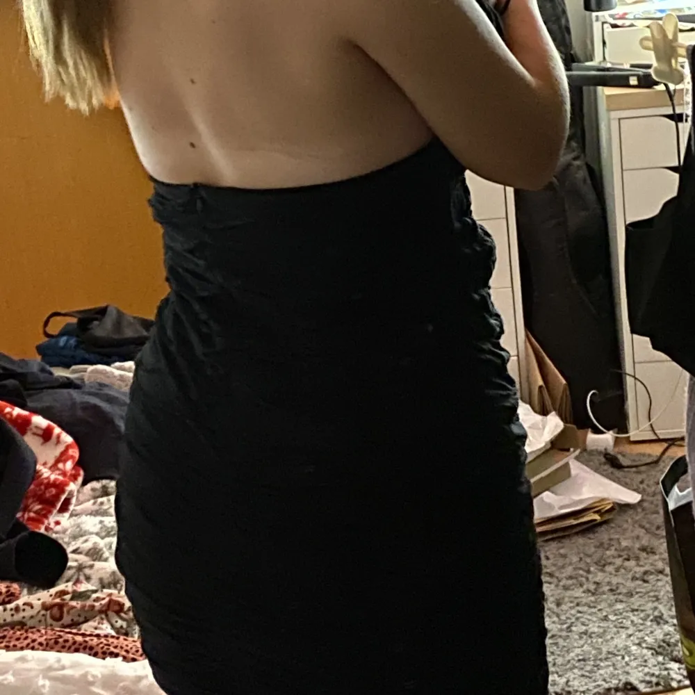En svart rynkad klänning från cider med öppen rygg och korsade band framtill. Jag har storlek 65h i byst om det hjälper någon. Dragsnörning på högersida.. Klänningar.