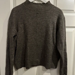Brun/grå stickad  - Brun/grå stickad tröja från Kappahl, storlek M, passar XS/S/M💕