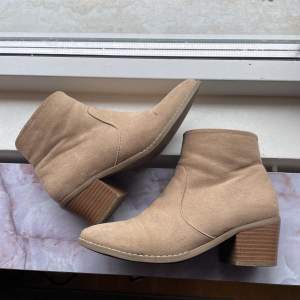 Beige boots i märket Attitude från Dinsko. Storlek 38. Begagnat skick, finns smuts men fortfarande fina. 30 kr plus frakt.