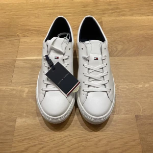 Tommy Hilfiger Skor - Helt nya vita tommy hilfiger skor säljes, pris kan diskuteras vid snabb affär