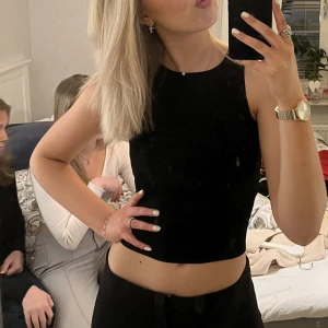 Zara topp - Svart zara linne topp med detaljer på ryggen, slutsåld , funkar fest o vardags