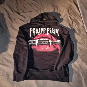 Slutsåld philipp plein hoodie, knappt använd, finns med digitalt kvitto och de orginälla tagsen, orginal pris 10000kr 