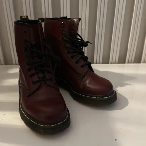 Helt nya dr martens  - Aldrig använda. Vinröda stl 37 