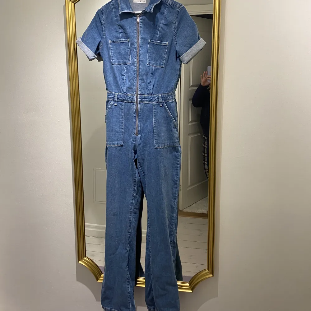 Säljer denna jumpsuit i jeans i storlek M. Köpt från Mango för ungefär 2 månader och har använts vid ett tillfälle. Köpte för 699, säljer för 300! Köparen står för frakt❤️. Kostymer.