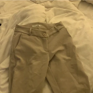 Lågmidjade kostymbyxor  - Jättesnygga lågmidjade kostymbyxor💕storlek S men passar XS, jag har i vanliga fall storlek 34 och de passar perfekt på mig