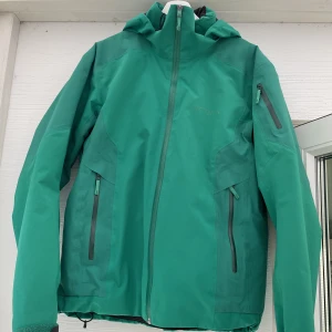 Arcteryx skidjacka  - Vintage arcteryx skidjacka i fint skick, nån liten fläck men annars jättefint skick, size m herr, snöskydd finns