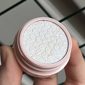 Colourpop ögonskugga ~ ice dream  - Knappt använd, se bilder för skick! Färg: ice dream  Frakt: 26kr (frimärken) eller 57kr(spårbart)