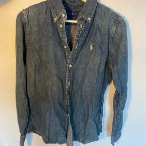 Ralph Lauren jeans skjorta - En blå jeans skjorta från Ralph Lauren. Köparen står för frakt, inga byten.
