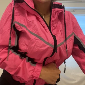 Sport jacka med reflex - Säljer   Nypris 1200kr  Säljer 400kr Storlek s/m