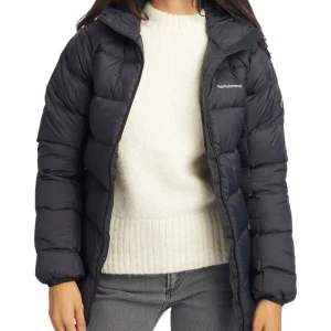 Peak Performance - Säljer helt ny vinter jacka, köpt utomlands och var för liten för mig. Down Hood Jacket från Peak Performance är en snygg och mångsidig dunjacka som är både varm och praktisk. Ord pris 3.800kr 