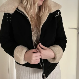 Jacka - Extremt mysig och varm jacka, i bra skick och knappt använd. 