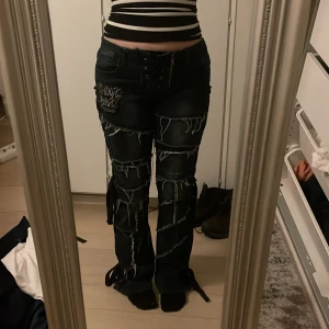 Svincoola byxor från emp! -  Nypris 809kr. Dom är iprincip spm nya förutom att det är lite slitage på vänster häl. Jag är 165 cm lång och jag tycker dom har perfekt längd. passar s och m då dom är stretchiga i midjan. skriv om du har frågor🫶🏻