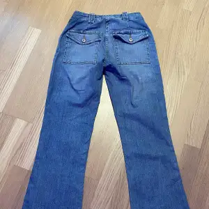 Jättefina jeans ifrån Lindex. Stl. 34 men är väldigt stretchiga så hade nog passat 36💞 Hör av er för frågor!!  (Frakt ingår ej i priset) 