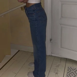 Levis jeans  - Säljer dessa jeans som tyvärr är alldeles för stora för mig. Så därför är dessa bilder inte helt optimala då de inte sitter så igentligen. De är i bra skick och har används sparsamt. Modellen heter Ribcage Straight.  Obs: frakten är inte bestämd än💕