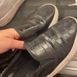 Skor. - Använda men fortfarande fint skick. Frakt på 66 kr (alltid spårbar)  Bekväma att gå i oxååå.