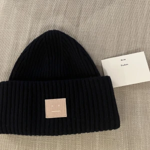  acne mössa! - Jättefin mössa från acne studios i färgen navy/pink. Kvittot finns kvar, nypris just nu på acne mössorna är 1500. Och den här färgen finns inte längre kvar, skicket är bra!  Hör av er om ni har några frågor eller så.💓