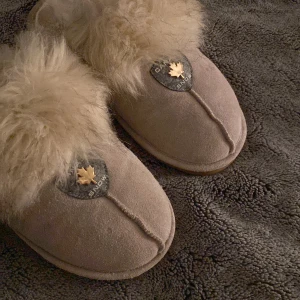 Canada snow tofflor - Canada snow tofflor, endast använda inomhus! Perfekta till vinter då det är super varma. Skriv direkt vid intresse, pris kan diskuteras 😽 köpte för 900❤️