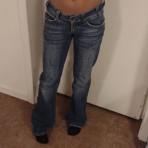 Lågmidjade onlyjeans - Skitsnygga Onlyjeans!!! De är lågmidjade, bootcut och knappt använda så alltså väldigt bra skick💗 Hon på bilden är 155 men de passar absolut för längre då de är ganska långa på henne. Kom privat för mer info om storlek osv🙌🙌