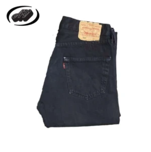 Levis 501 - Tjo! Här har vi ett par klassiska och riktigt snygga Levis 501 jeans med riktigt nice passform🤍🖤  33w/32l  