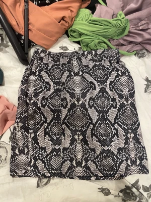 Kjol och topp  - Säljs tillsammans  Toppen L och kjolen S