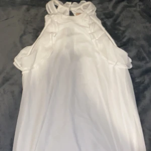 Klänning - Säljer denna fina sommarklänningen från Nelly tror jag. Den är för stor för mig så därför säljer jag den. Om de är något du undrar eller vill ha fler bilder så skicka ett dm😊kom gärna med bud.