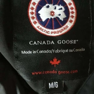 Canada goose jacka xxl - Begagnad Canada Goose jacka xxl väldigt fint skick ny pris ligger runt 16,000 kr jag vill ha 4500 kr väldigt bra pris och den finns i Göteborg 