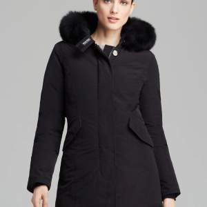 Säljer min Woolrich Luxury Arctic Parka, en fin värmande jacka som jag bara använt 1 vinter.  Storlek M men passar även för S  Orderbekräftelse finns! 