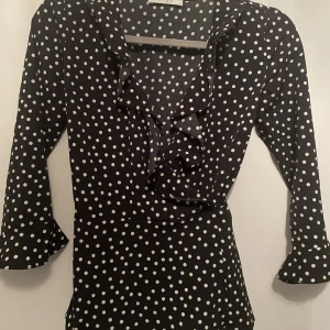 VILA omlott blus, storlek XS - Använd två gånger och har ett bra skick.  Nypris 350kr