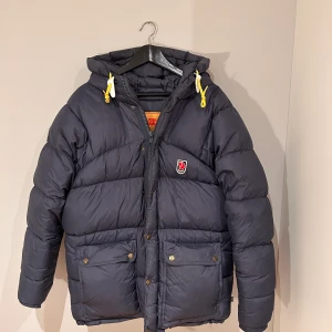 Fjällräven expedition jacka - Mörkblå Fjällräven expedition jacka i absolut nyskick! Använd fåtal gånger, inga defekter, säljes pga. felköp. Älskar verkligen denna, perfekt jacka till vintern!✨Hör av dig vid frågor! 
