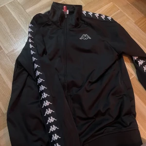Kappa trackjacka - Så fin zip-tröja från Kappa, använd två gånger - så den är som ny! Fleece på insidan.