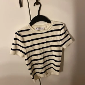 T-shirt - jättesöt randig t-shirt från zara💞