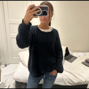 Stickad tröja  - En jätte fin stickad tröja i fin mörkblå färg. Passar till allt! Köpt i Schweiz. Passar Xs-m beroende på hur man vill att den sitter Bud på 550🥰   DIREKT PRIS 600