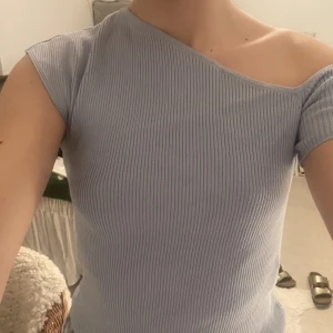 Babyblå topp - Asymmetrisk topp som kan användas till vardags och festligare tillfällen, knappt använd💙