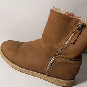 Linear of sweden - Har använt den, fungerar jättebra till vintern, skön inuti. Storlek= 37. Original pris=400 kr. Säljer=50 kr .