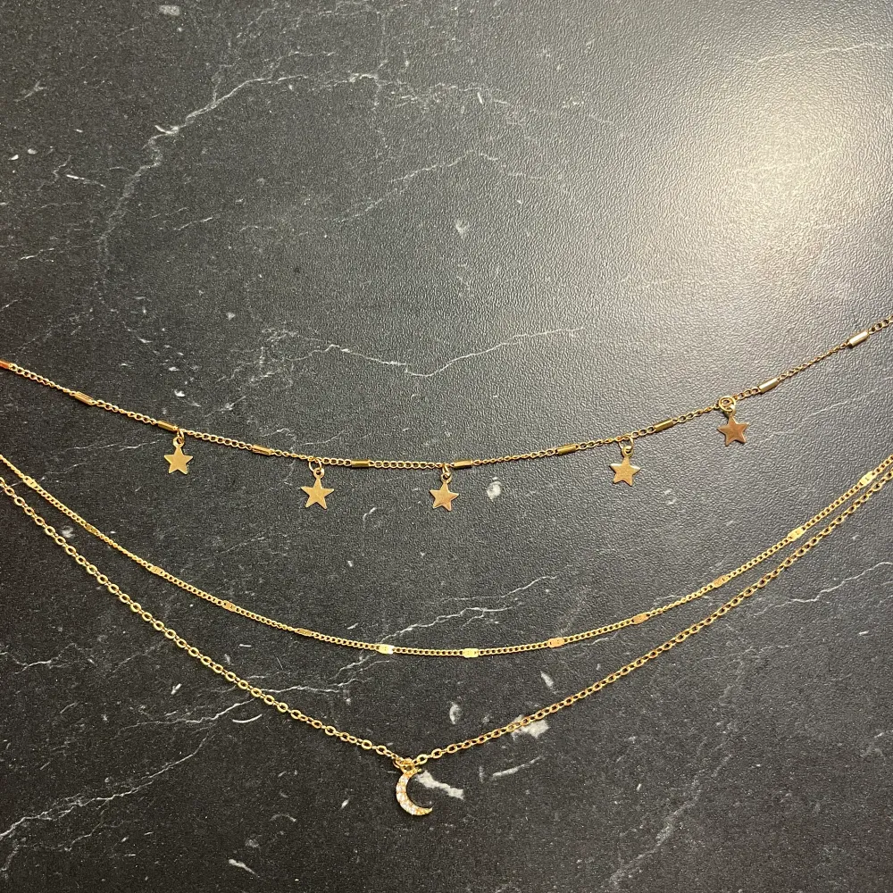 Ett jättefint guld halsband (inte äkta) från hm endast använd en gång, se bilden. Säljer då jag inte använder guld❤️. Accessoarer.