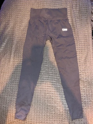 I Can I Will, tights - Träningstights från icaniwill, aldrig använda förutom vid provning. Storlek M, men ganska små i storleken. Färg är cloudy violet, modell define ribbed tights. Sista bilden är lånad från hemsidan Kostar nypris 699 kr Priset 400 kr är inkl frakt
