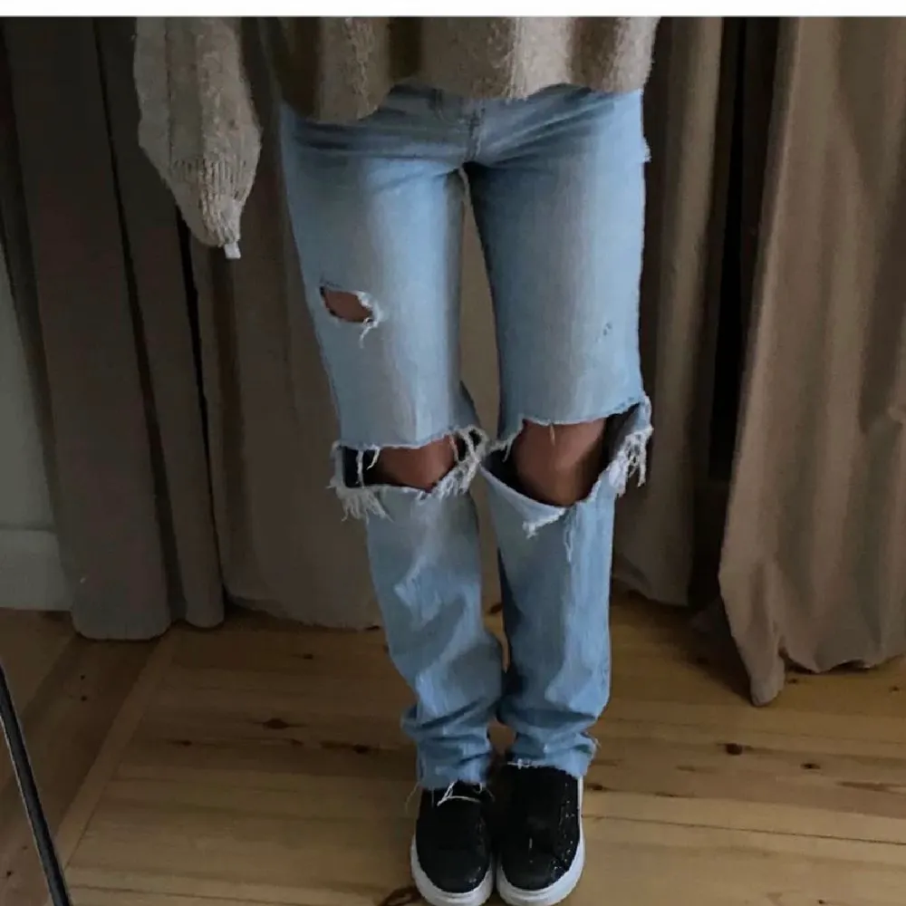 Säljer dessa assnygga jeans från Zara då de inte kommer till användning. Helt slutsålda! Sista bilden är exakt hur de ser ut. Långa, passar någon som är 175 cm men går att klippa av om det behövs. Två första bilderna är lånade. 💙Köpes direkt för 350+frakt. Jeans & Byxor.