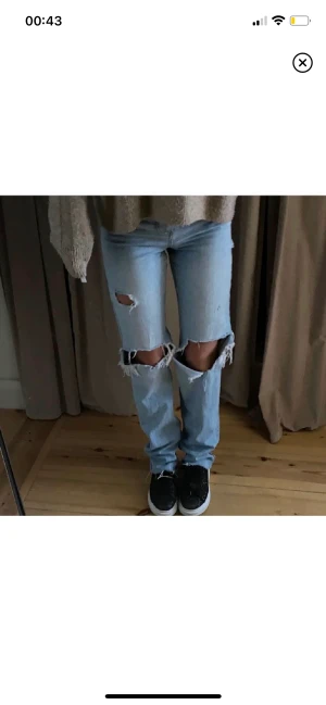 Trasiga jeans från Zara - Säljer dessa assnygga jeans från Zara då de inte kommer till användning. Helt slutsålda! Sista bilden är exakt hur de ser ut. Långa, passar någon som är 175 cm men går att klippa av om det behövs. Två första bilderna är lånade. 💙Köpes direkt för 350+frakt