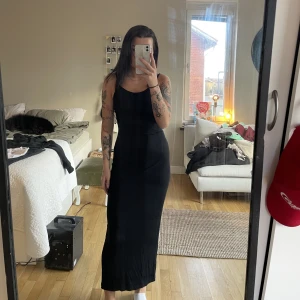 Långklänning - Lång tight svart klänning med smala band. Prislapp kvar 