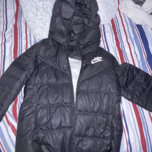 Nike jacka - Nike jacka, knappt använd. Mycket bra skick. Jackan går att ha på båda hållen 2 i 1. Köpt för 1200, säljer för 200. Priset kan självklart diskuteras. Strl S men passar även för XS.
