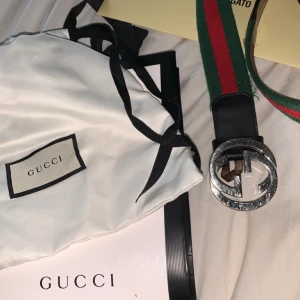 Gucci bälte - Äkta Guccibälte 6/10 i skick pga risporna på sista bilden därav priset Allt på bilden medföljer 