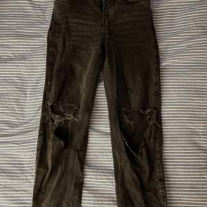 Snygga högmidjade jeans i bra skick. Dom är i storlek 146-152, vilket motsvarar xxs och kommer ifrån Gina Tricot 💕  Nypris: 499kr & Mitt pris: 200kr