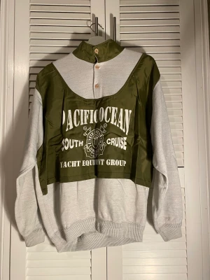 Grå - sweatshirt - Här är en tjockare grå och grön sweatshirt som knappt använt och har inga tecken på slitage.