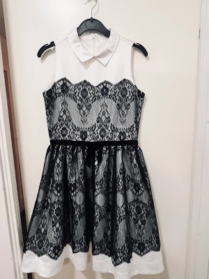 Klänning  - Jätte fin klänning i gott skick från lindex. Säljes pågrund av att jag har växt ur den. 