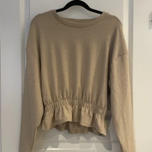 Tröja - Skön tröja med fin detalj nedtill.