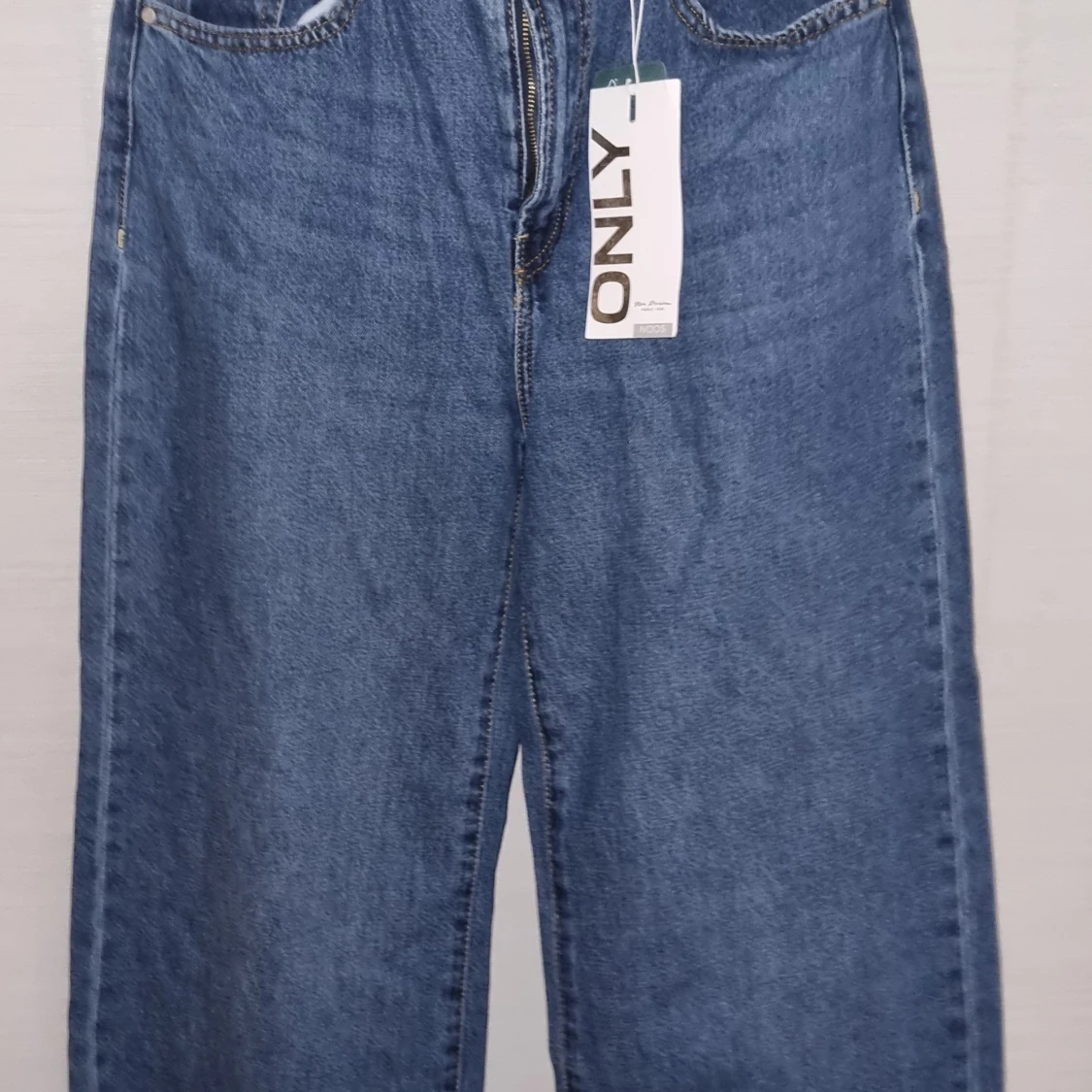 Oanvända jeans