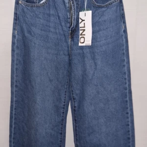 Oanvända jeans - Oanvända med alla lappar kvar 
