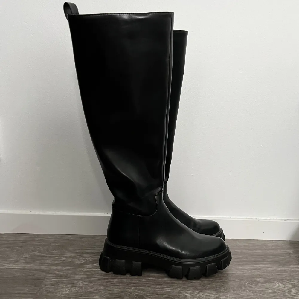 Ett par svarta boots från NA-KD köpta för 709kr och använda fåtal gånger! . Skor.