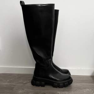 Ett par svarta boots från NA-KD köpta för 709kr och använda fåtal gånger! 