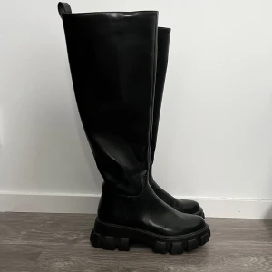 Svarta boots - Ett par svarta boots från NA-KD köpta för 709kr och använda fåtal gånger! 